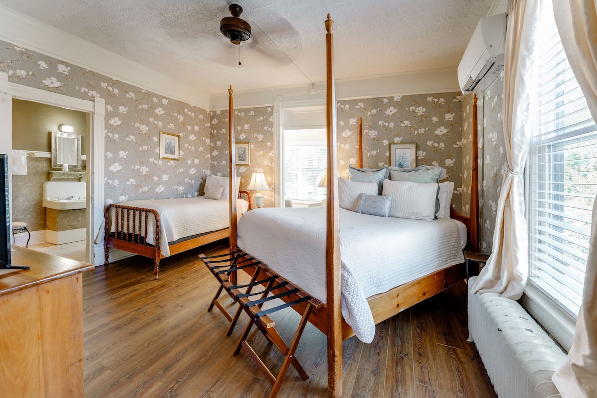 Chambre familiale, Plusieurs lits | Fer et planche à repasser, accès au Wi-Fi (inclus), décor unique