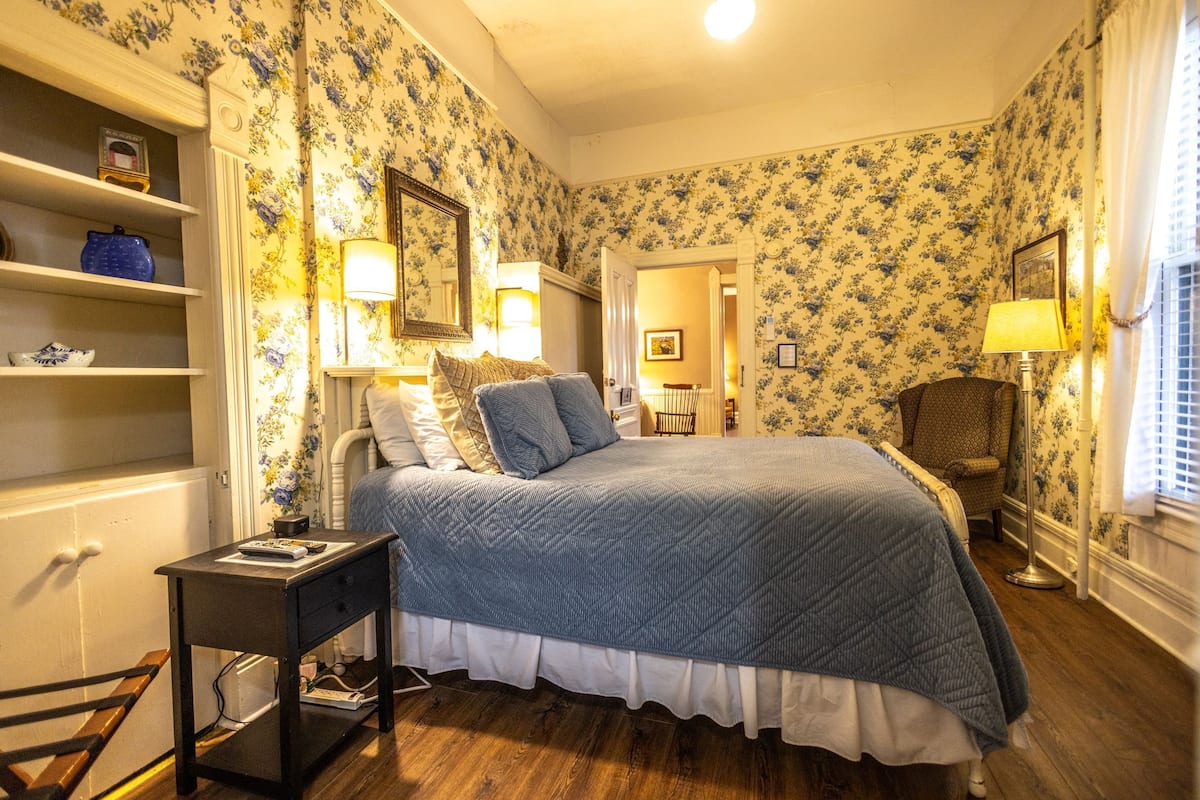 Superior Room, 1 Queen Bed | Individually decorated, individually furnished, iron/ironing board