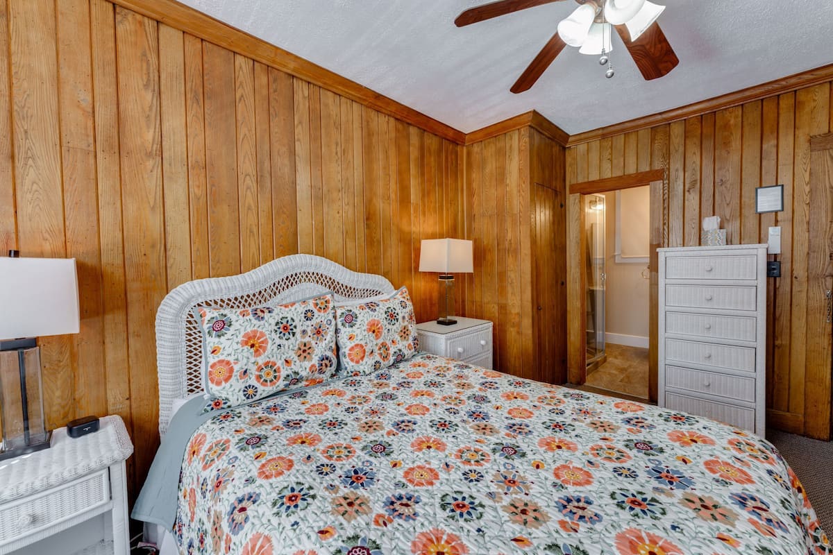 Chambre Standard, 1 grand lit | Fer et planche à repasser, accès au Wi-Fi (inclus), décor unique