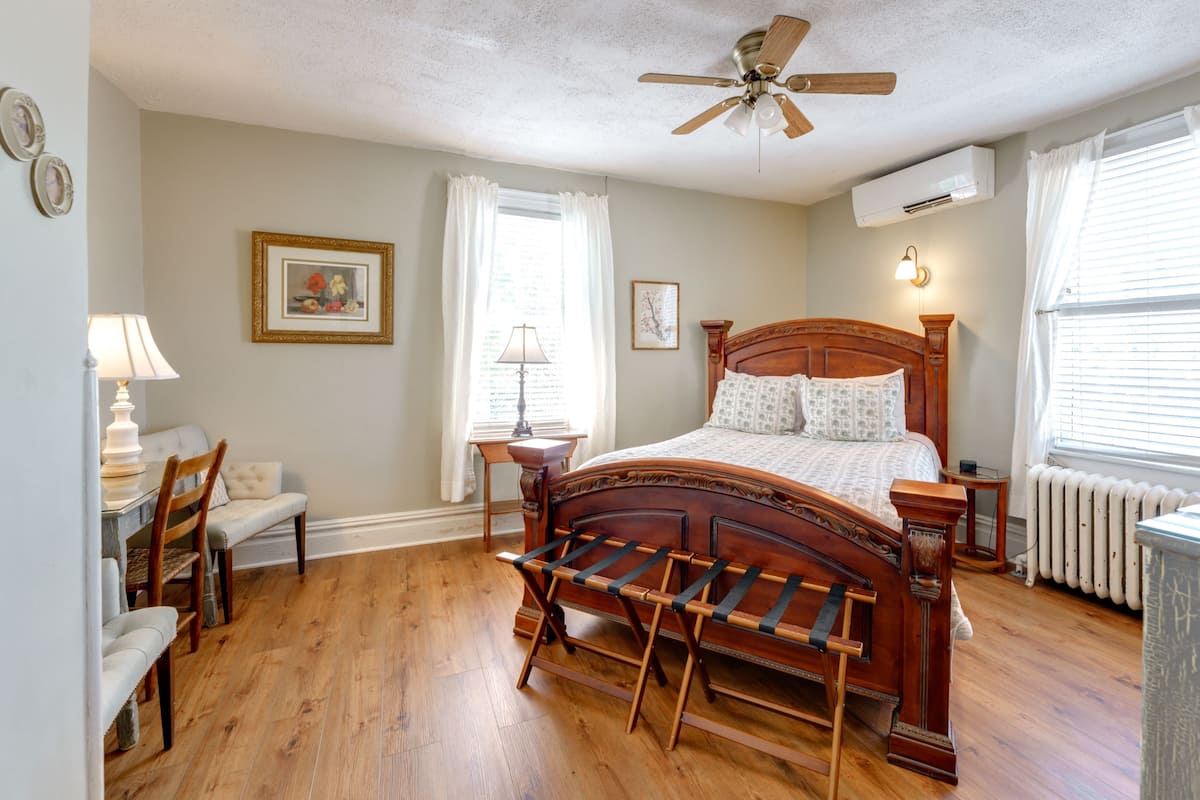 Chambre, 1 grand lit | Fer et planche à repasser, accès au Wi-Fi (inclus), décor unique