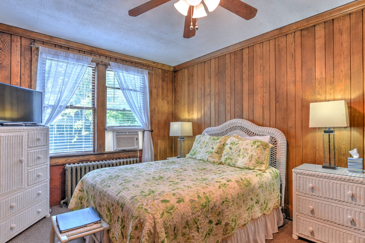 Standard Room, 1 Queen Bed | Individually decorated, individually furnished, iron/ironing board
