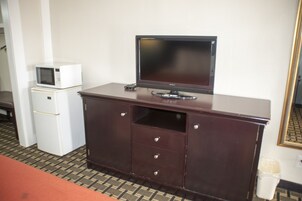 Premium bedding, desk, iron/ironing board, free WiFi
