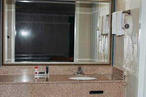 Combined shower/bathtub, hair dryer, towels