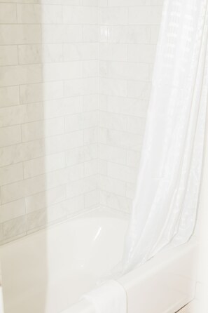 Combined shower/tub, hair dryer, towels