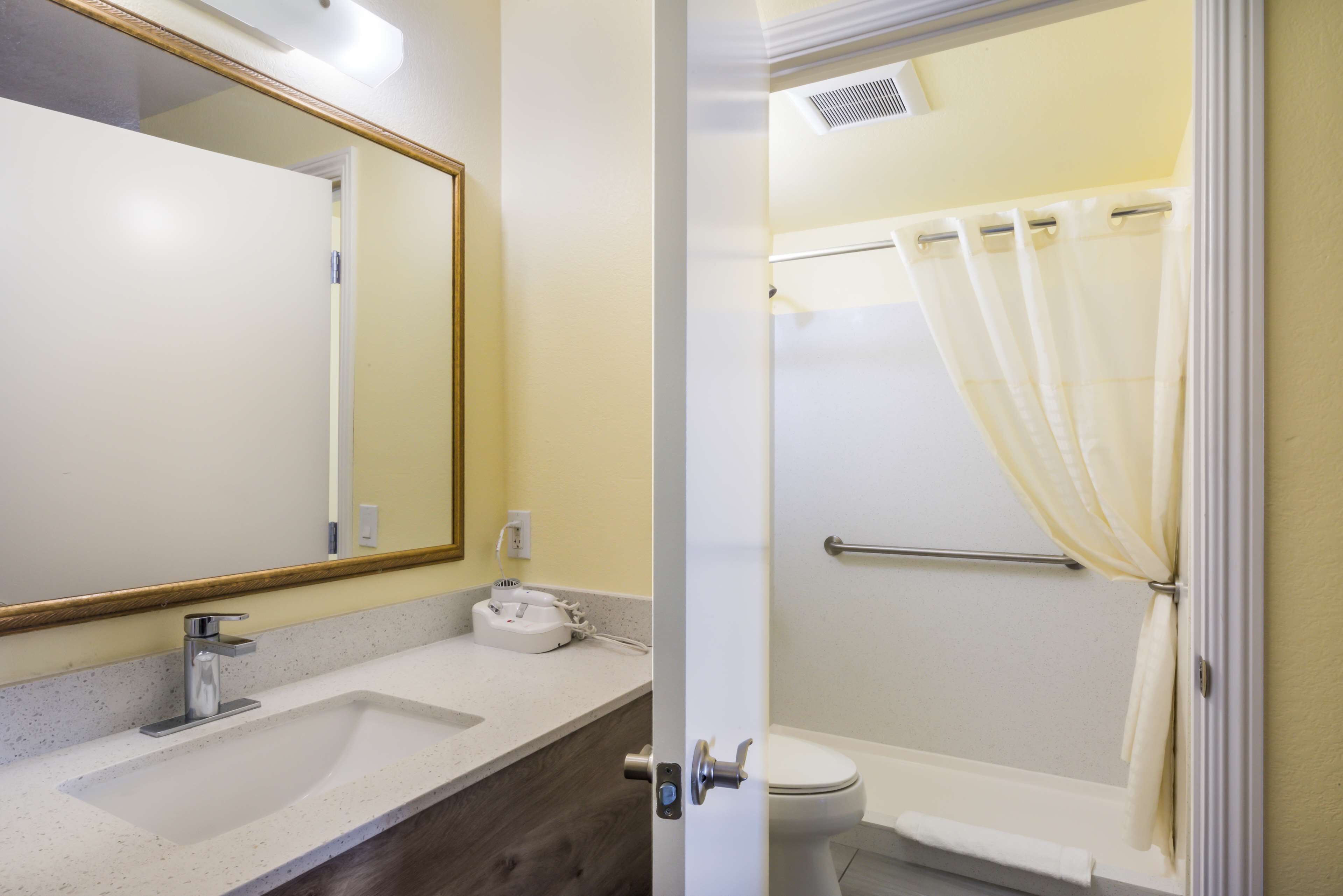 ฝักบัว, ของใช้ในห้องน้ำฟรี, ไดร์เป่าผม, ผ้าเช็ดตัว