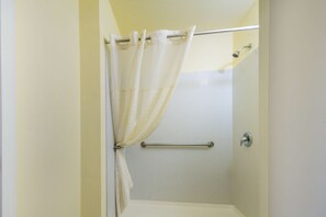 Douche, articles de toilette gratuits, sĂšche-cheveux