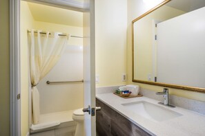 Dusche, kostenlose Toilettenartikel, Haartrockner, Handtücher