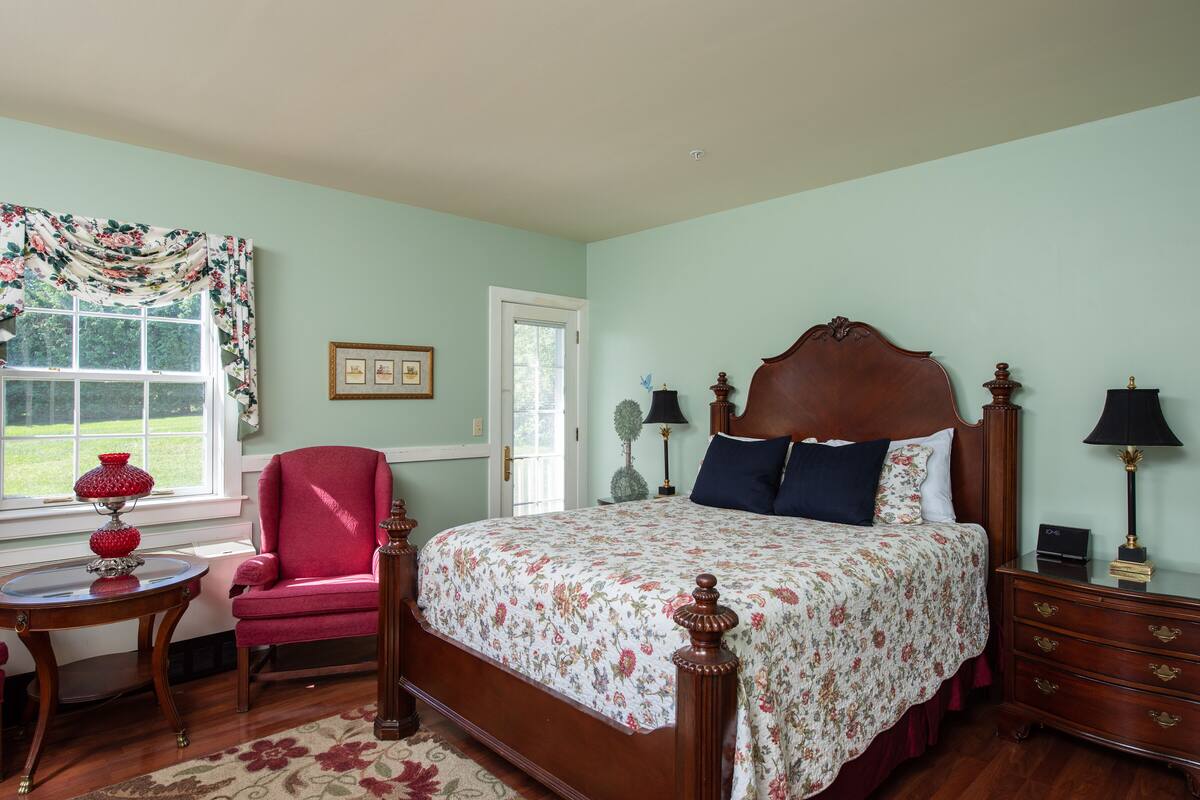 クラシック ルーム クイーンベッド 1 台 (with Sitting Porch) (WINDSOR) | WiFi (無料)、アラーム付き時計、ベッドシーツ