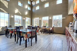 Free daily buffet breakfast  - Rodeway Inn & Suites Ithaca South (Ithaca)