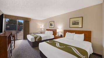 Quarto, 2 camas Queen, para não fumantes | Individualmente decorados, individualmente mobiliados, escrivaninha