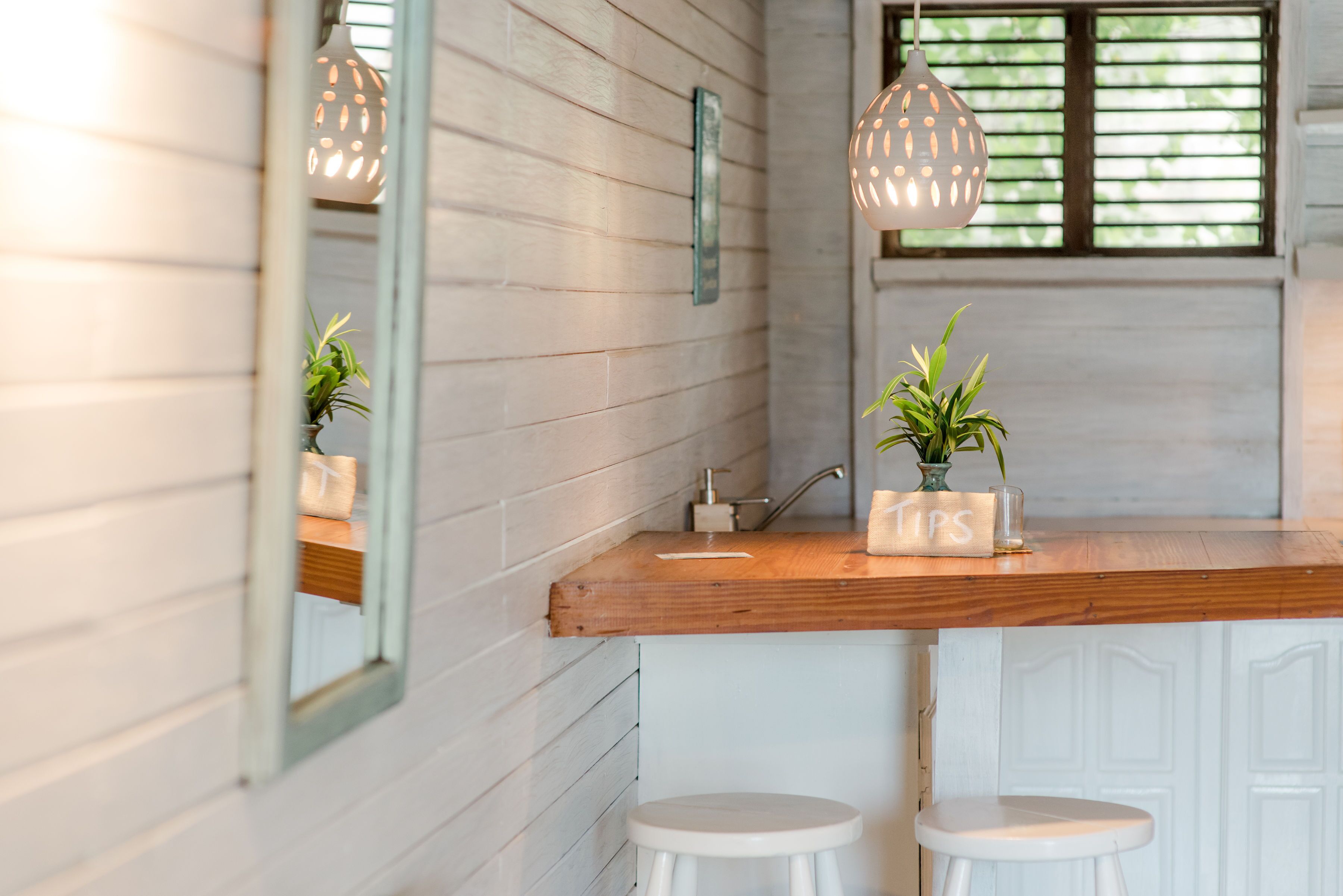 Kaffetrakter/tekoker, vannkoker, kjøkkenutstyr og papirhåndklær