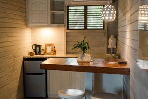 Studio, 1 Queen Bed (Main House) | Private kitchenette | Coffee/tea maker, electric kettle, cookware/dishes/utensils