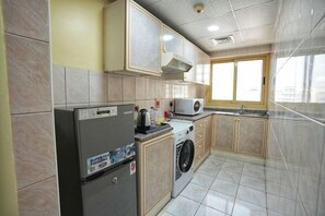 Jääkaappi, mikroaaltouuni, kahvin-/teenkeitin