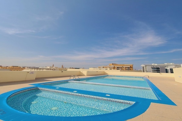 Una piscina al aire libre