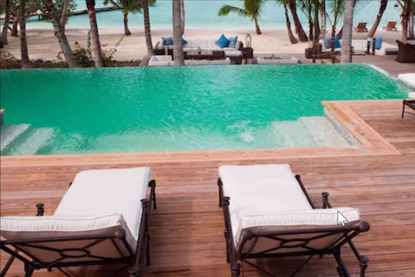 Kolam renang indoor dan kolam renang outdoor, dengan payung kolam renang