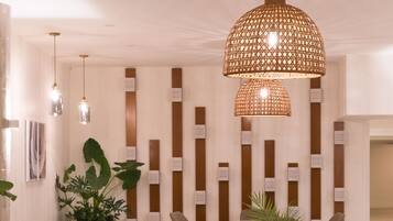 Una sala de estar moderna con un conjunto de sofás, una mesa de centro y un jarrón decorativo con una planta.