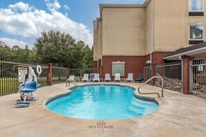 Outdoor pool - Comfort Inn & Suites Statesboro - University Area (Statesboro)
