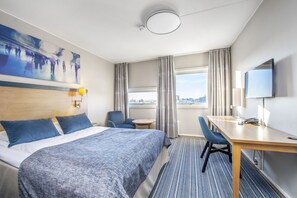 Small double room (140 cm wide bed) | Premium bedding, memory foam beds, laptop workspace