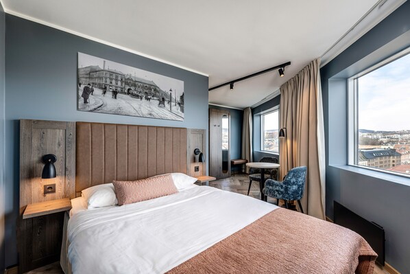 Small Double Room with City View | 1 室のベッドルーム、高級寝具、低反発ベッド、ノートパソコン用作業スペース