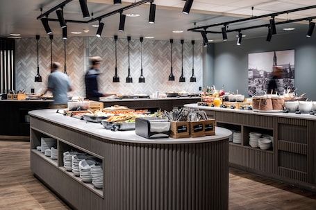 Daily buffet breakfast (NOK 285 per person). Anker Hotel