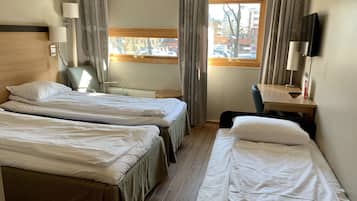 Camera d'albergo con due letti, una scrivania, una sedia, una televisione e una finestra con tende.
