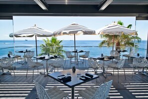 2 restaurants, servant le déjeuner et le dîner; cuisine méditerranéenne