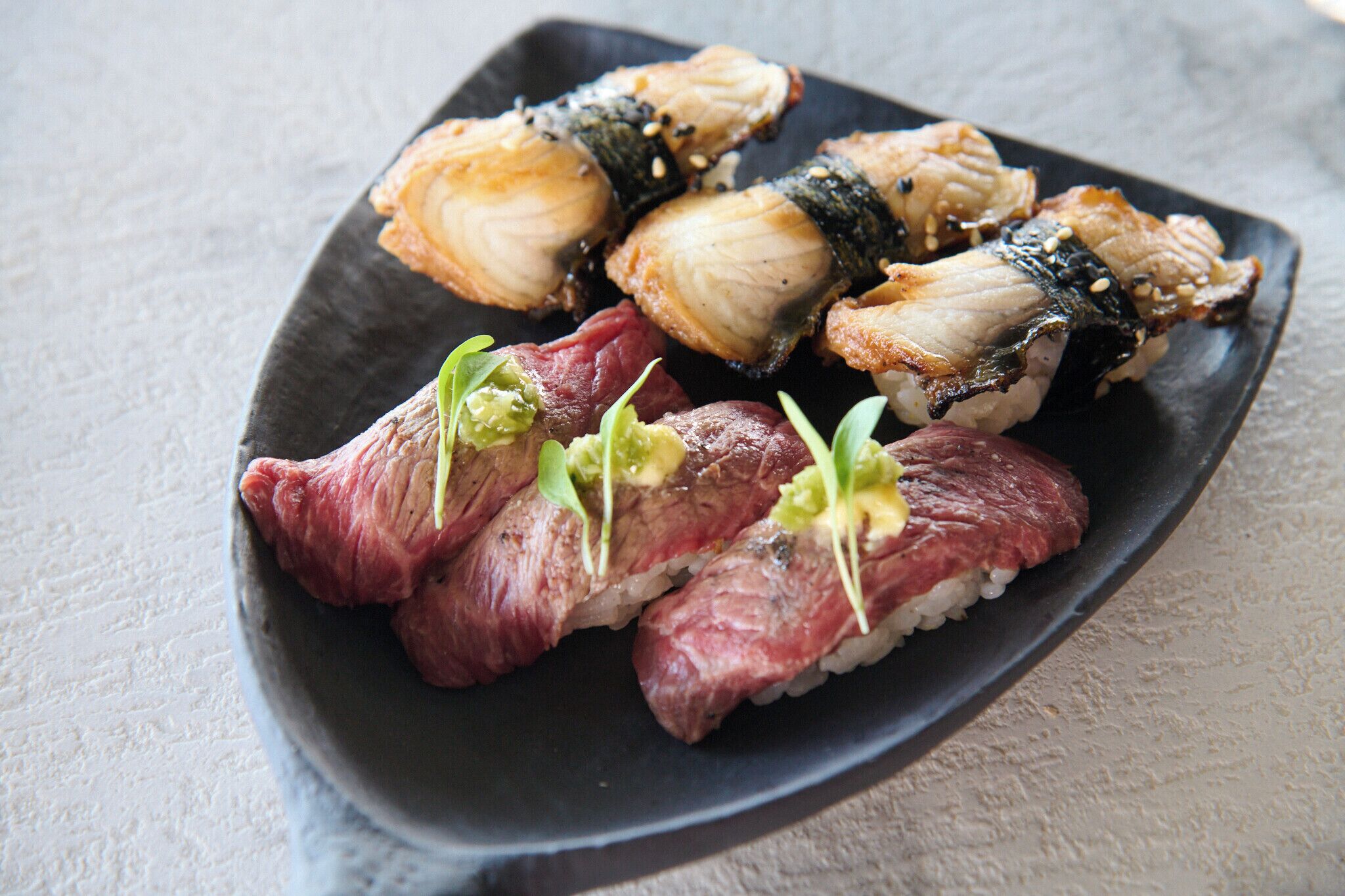 Un plato de sushi con diferentes ingredientes.