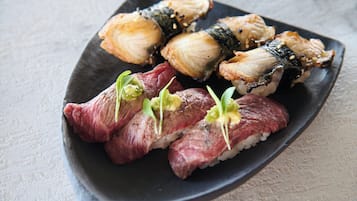 Un plato de sushi con diferentes ingredientes.
