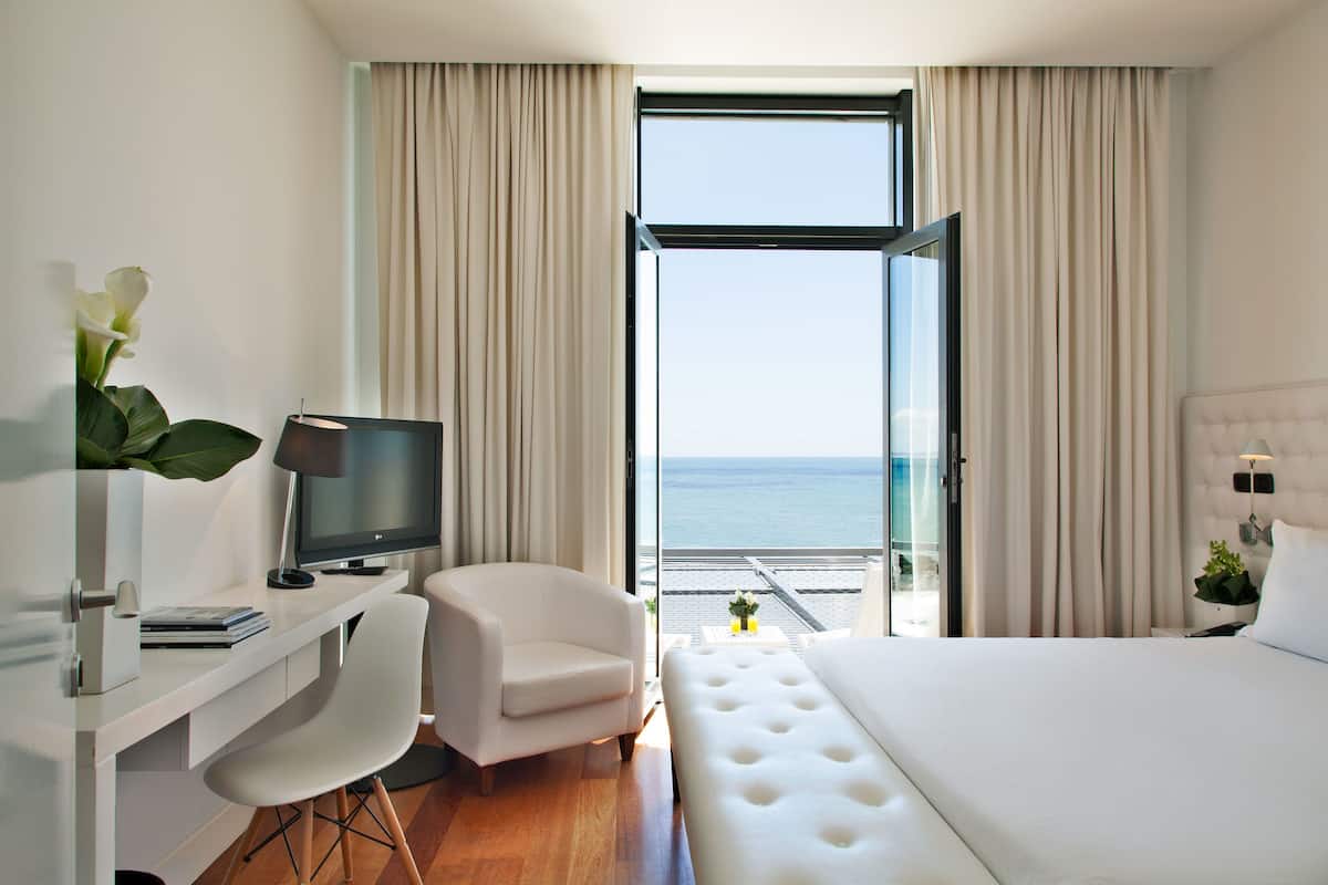 design twin room | premium bedding, minibar, in-room safe, individually decorated