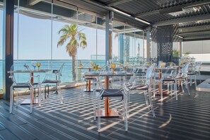 2 ravintolaa, joissa tarjoillaan aamiainen ja lounas; Välimeren keittiö 