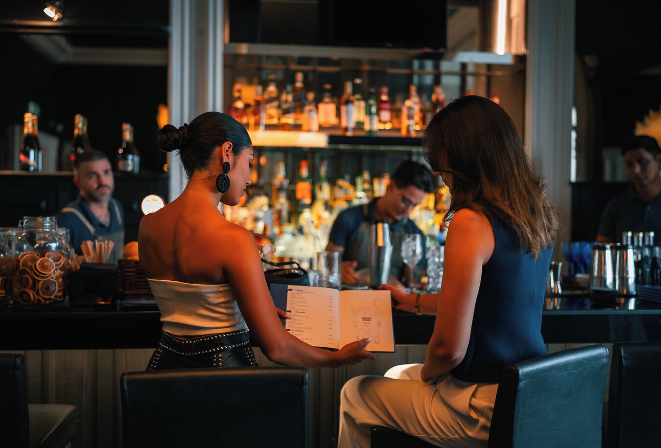 Un bar con un cantinero y un cliente.