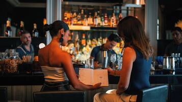 Un bar con un cantinero y un cliente.