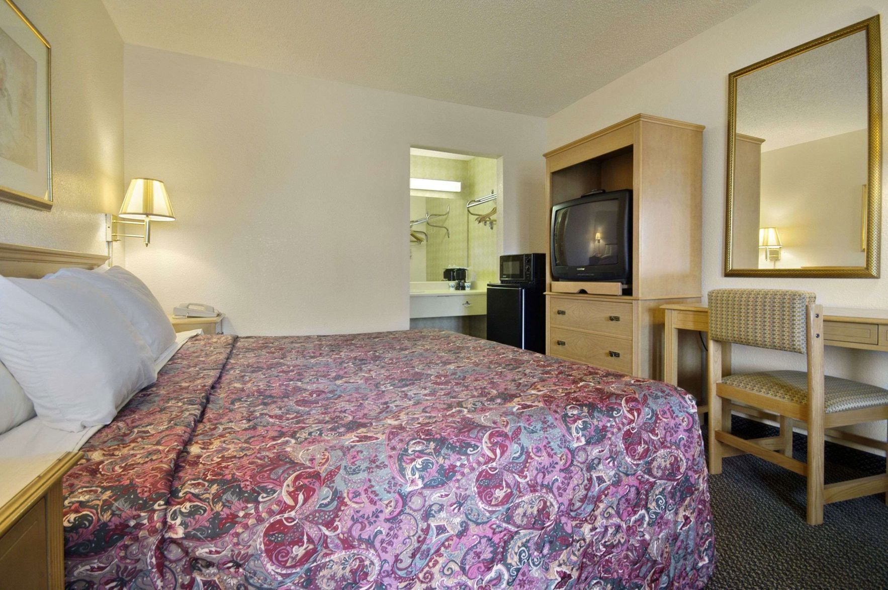 Schreibtisch, schallisolierte Zimmer, Bügeleisen/Bügelbrett