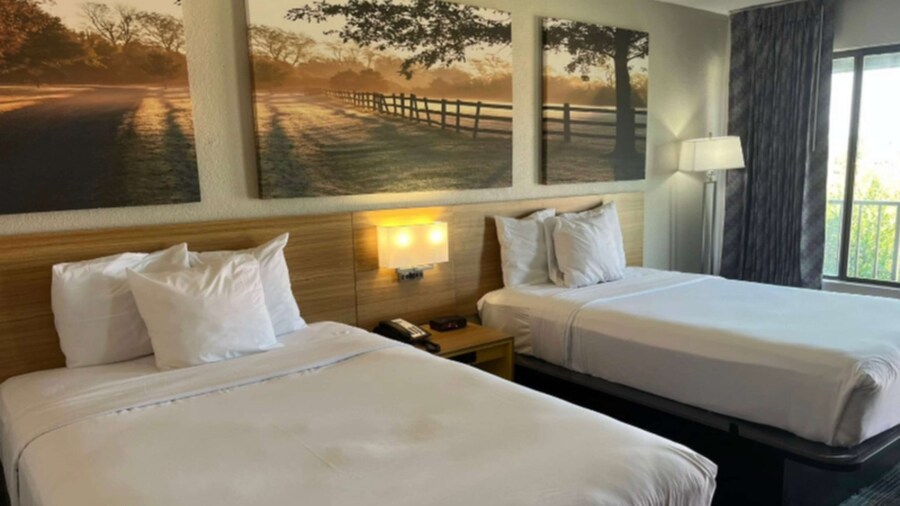 Days Inn & Suites by Wyndham Mobile