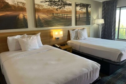 Days Inn & Suites by Wyndham Mobile