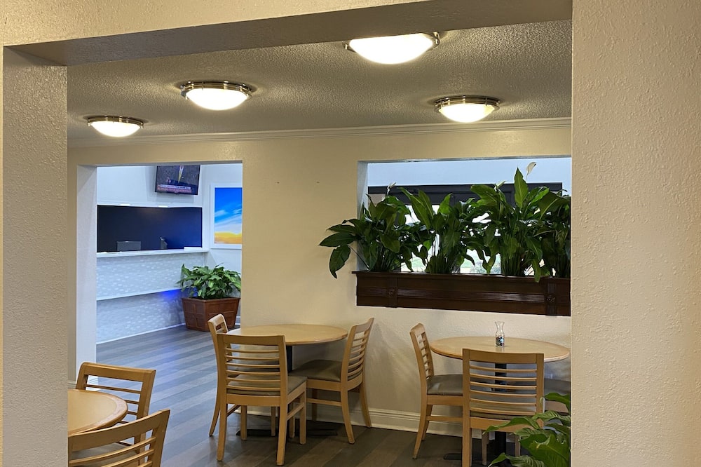 Days Inn & Suites by Wyndham Mobile
