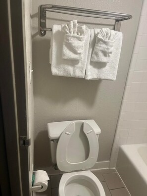 Bathroom - Days Inn & Suites by Wyndham Mobile (Mobile)