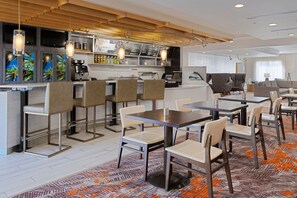 Breakfast and dinner served, American cuisine - Courtyard by Marriott Sarasota at University Town Center (Sarasota)