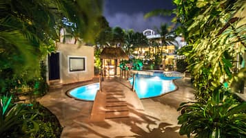 Een buitenzwembad en ligstoelen