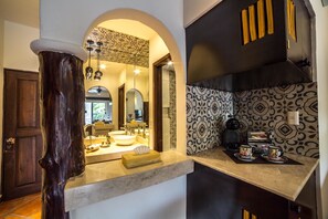 Shower, free toiletries, towels