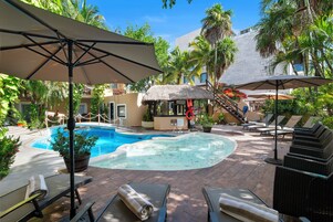 室外游泳池，日光浴躺椅