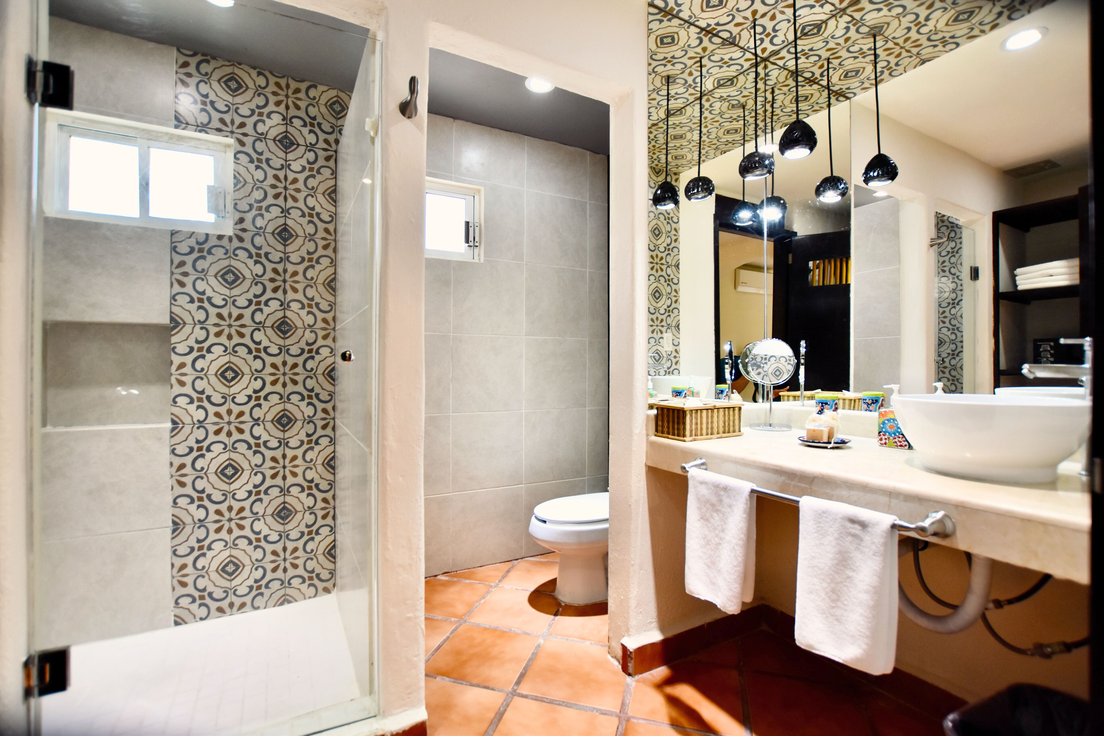 standard double room | bathroom | shower, free toiletries, towels