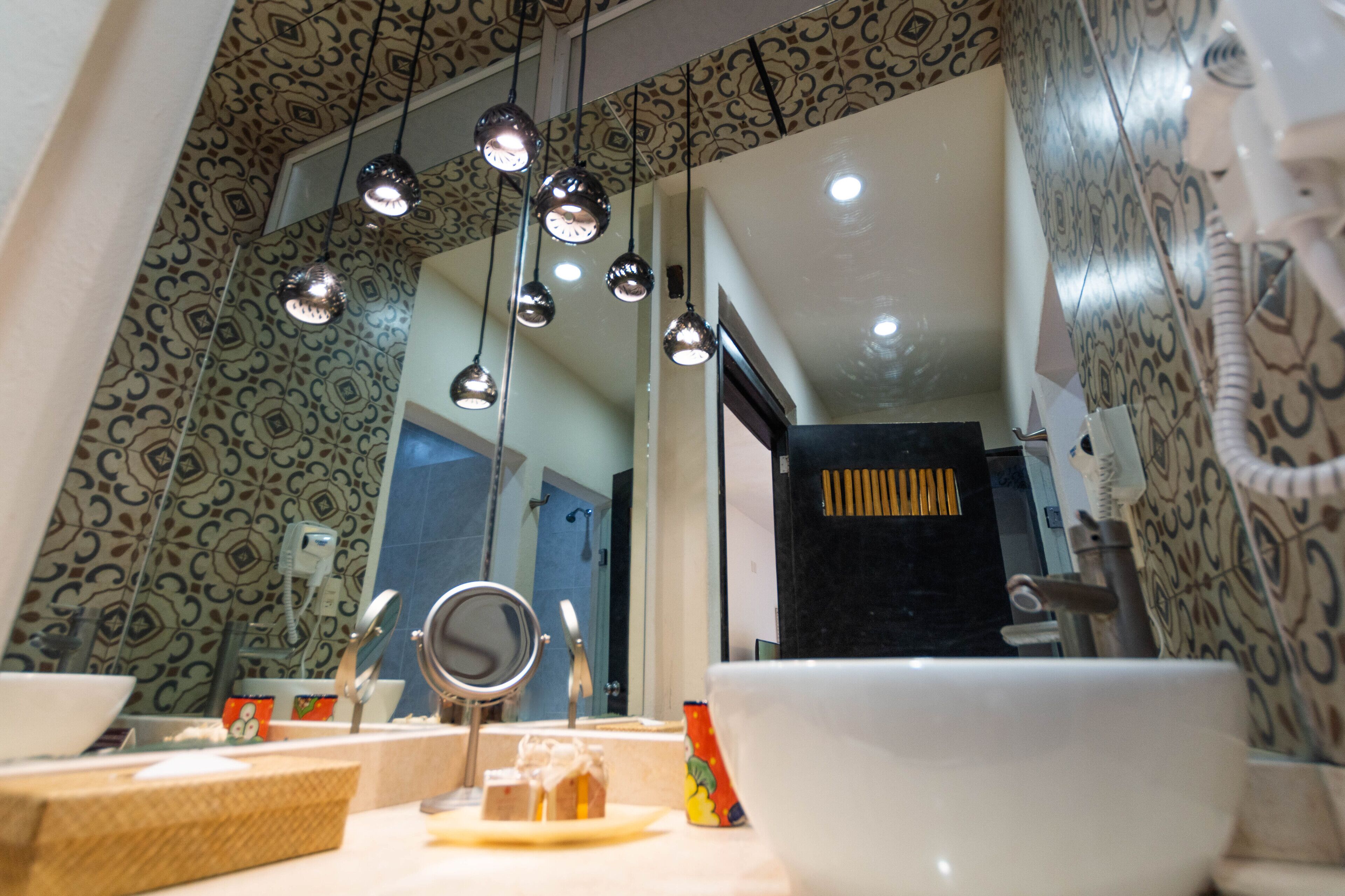 standard king  | bathroom | shower, free toiletries, towels