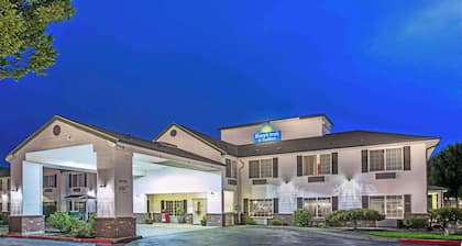 Days Inn & Suites by Wyndham Gresham