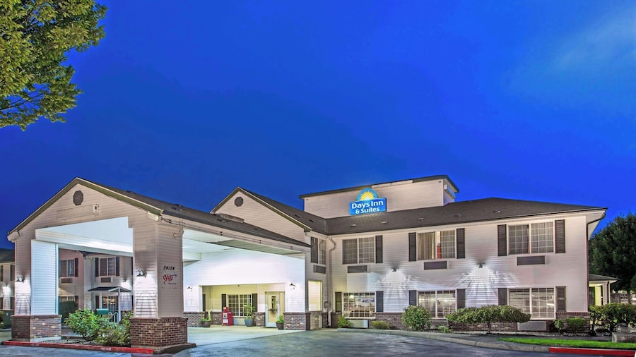 Days Inn & Suites by Wyndham Gresham