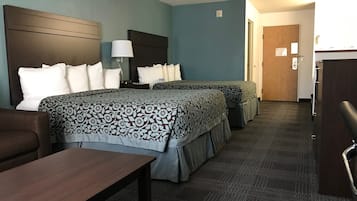 Standaard kamer, 2 queensize bedden | Een kluis op de kamer, een bureau, wifi, beddengoed