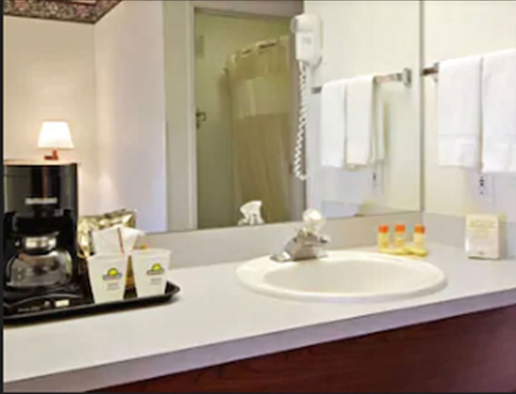 Bathroom | Combined shower/tub, hair dryer, towels