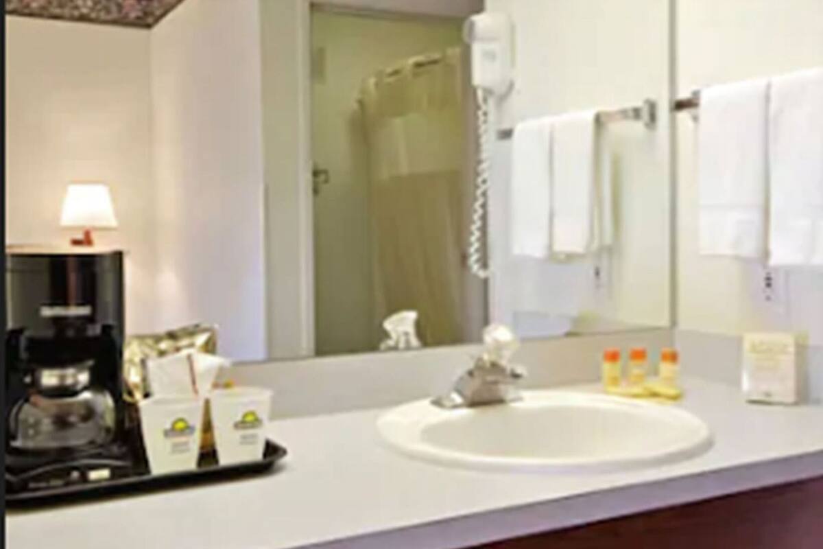 Bathroom | Combined shower/tub, hair dryer, towels