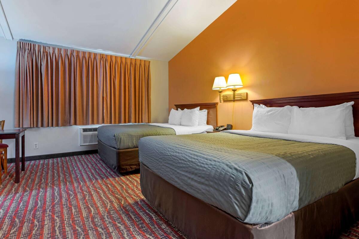 Laptop workspace, blackout drapes, WiFi (free), bed sheets