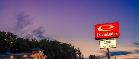 A hotel named EconoLodge with a sign indicating it is pet-friendly.